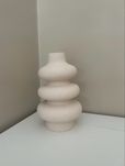 Jarra de cerâmica bege com textura