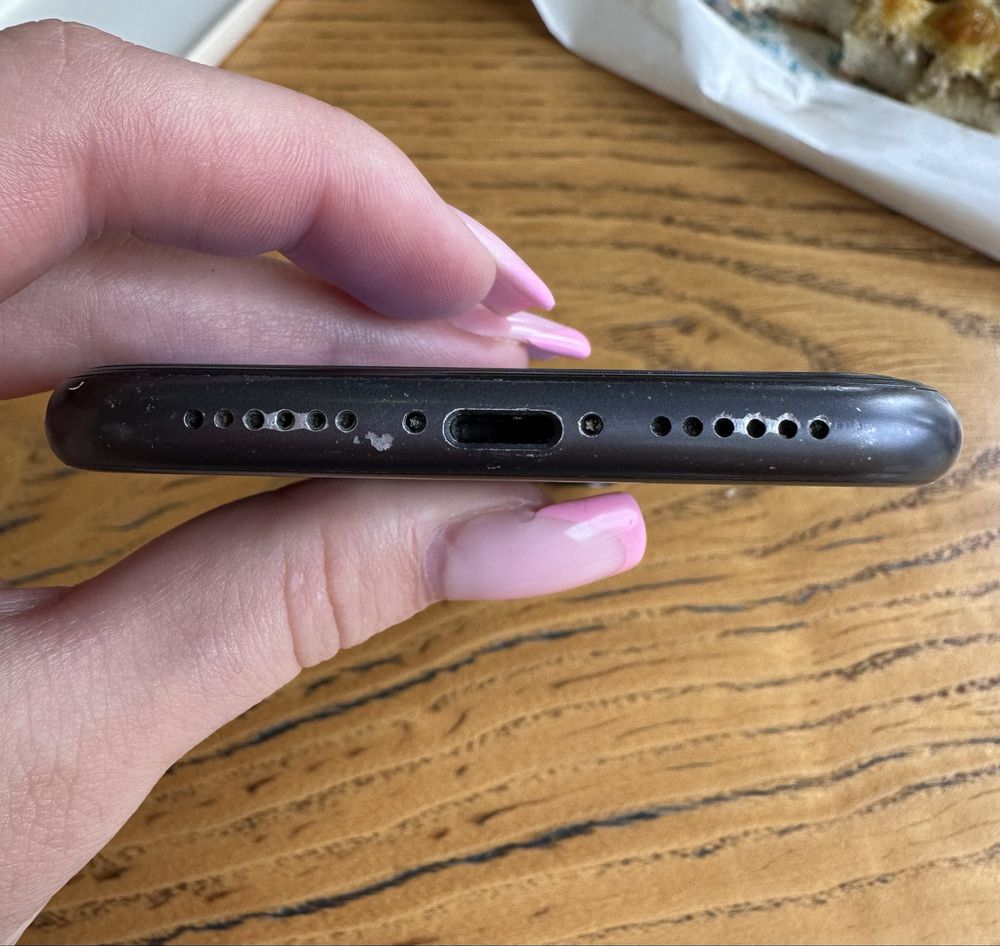 Iphone 11 64 гб R-sim в отличном состоянии