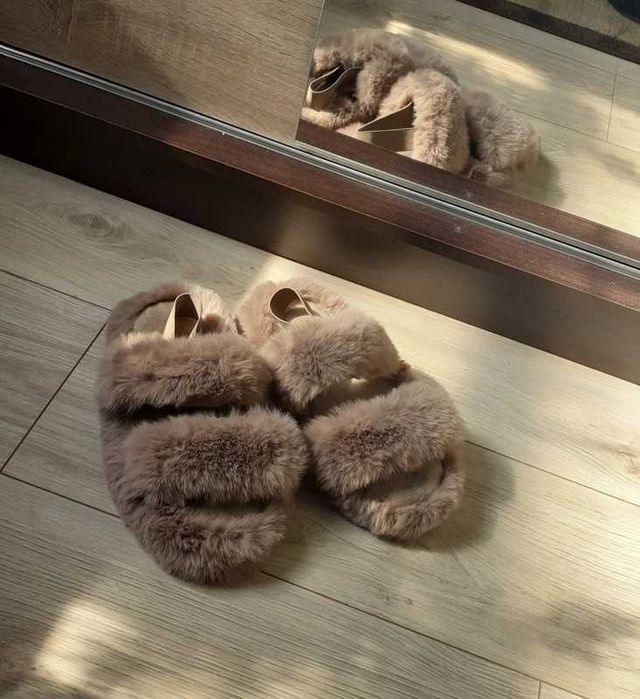 Śliczne futrzane puszyste kapcie klapki brązowe r 38