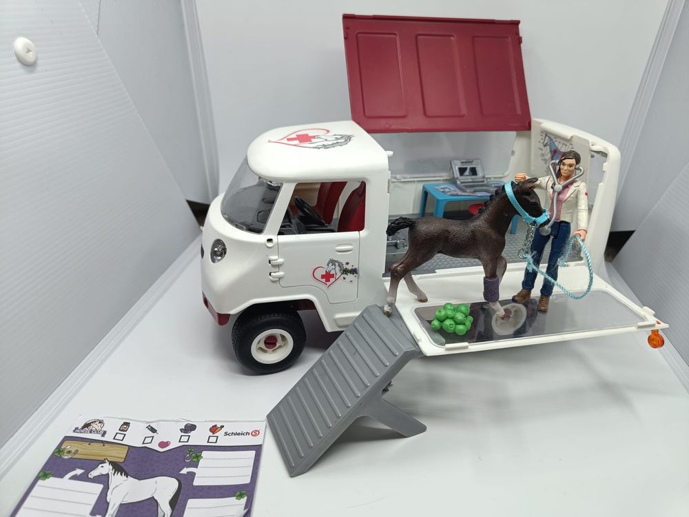 Ambulans z koniem Schleich 42370