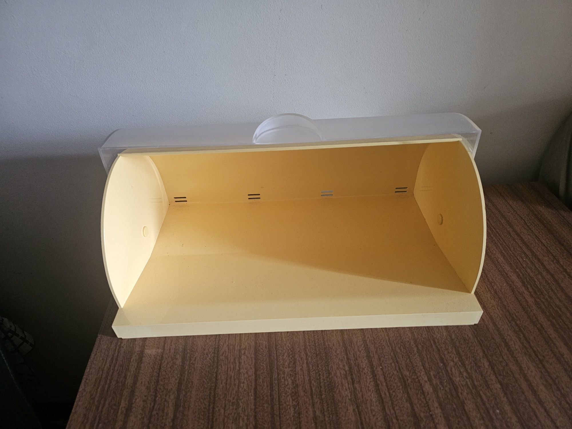 Caixa de pão com porta transparente