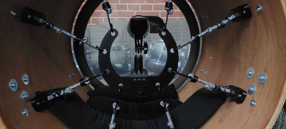 Uchwyt do zamocowania mikrofonu wewnątrz bębna basowego perkusji