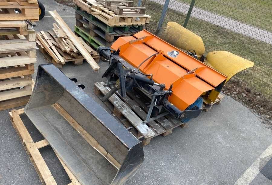 Traktor Shibaura ST 333 z ładowaczem, pług do śniegu, zamiatarka itd.