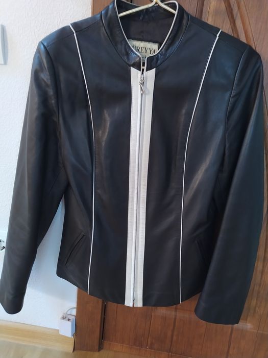 Шкіряний піджак.