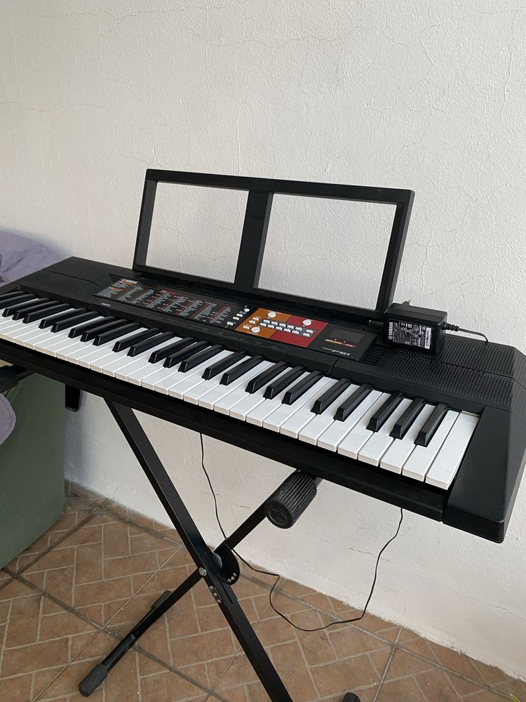 Teclado Yamaha em excelente estado + Suporte