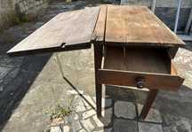 Mesa de madeira antiga