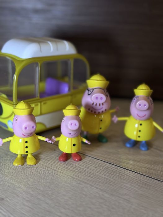 Сімʼя свинки пепи з автобусом