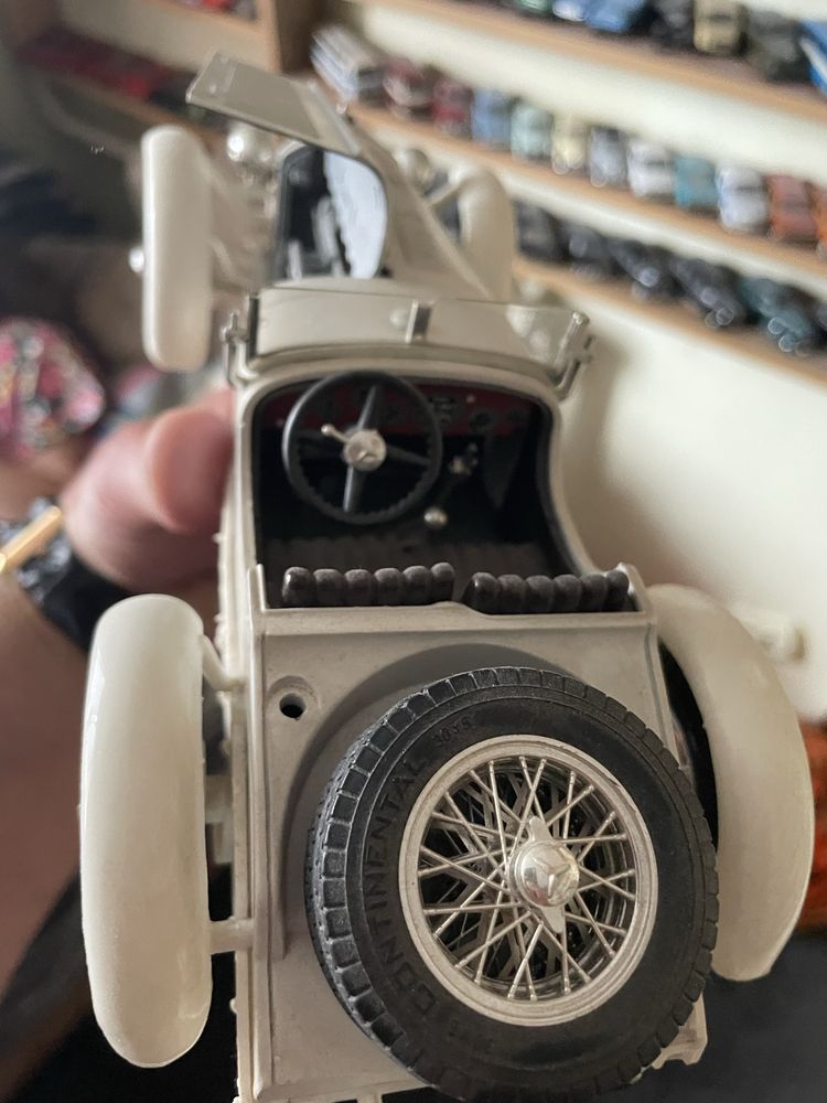 Мерседес в масштабі 1:18