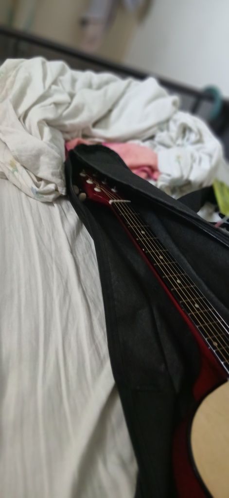 Guitarra Acústica de Cordas de Aço