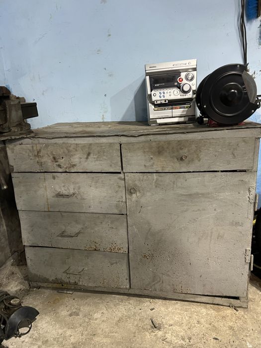 Стол железный, без точила и тисков.