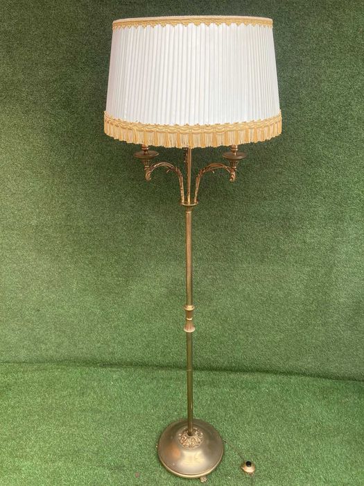 Candeeiro antigo, de pé alto com abajur