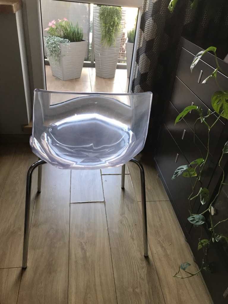 Krzesła transparentne.