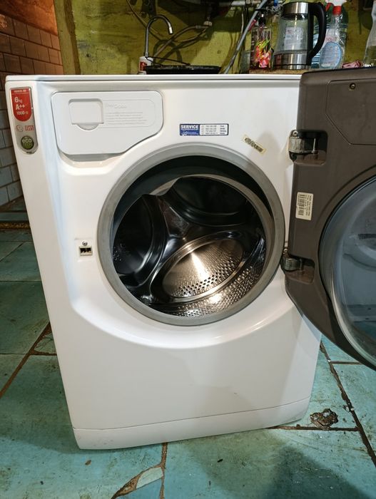 Пральна машина Hotpoint Ariston aqualtis 6кг