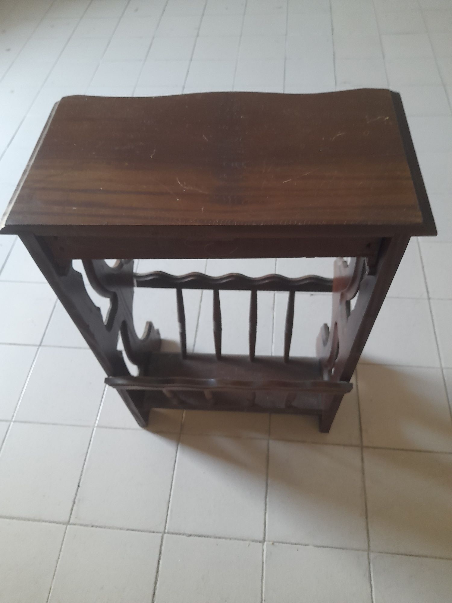 Móvel antigo madeira castanho antigo.