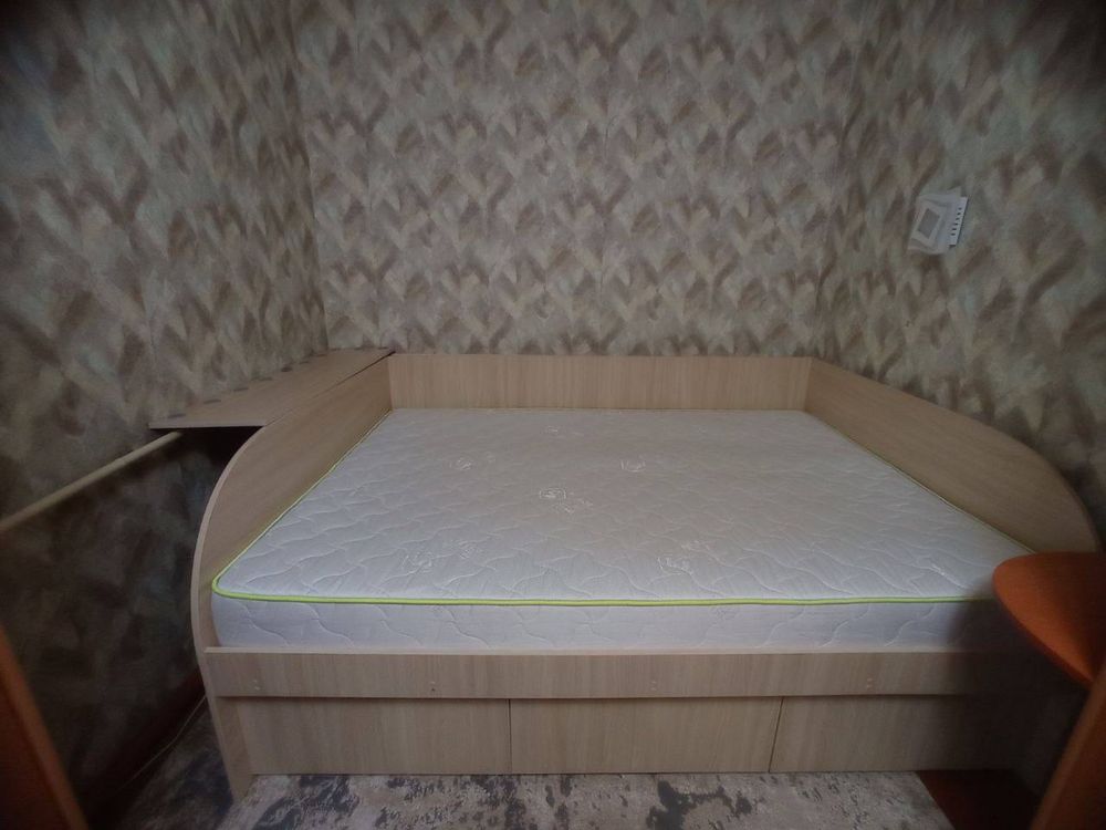 Кровать двуспальная с матрасом