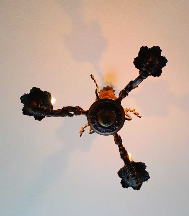 Candeeiro antigo suspenso de teto 3 lumes em latão vazado