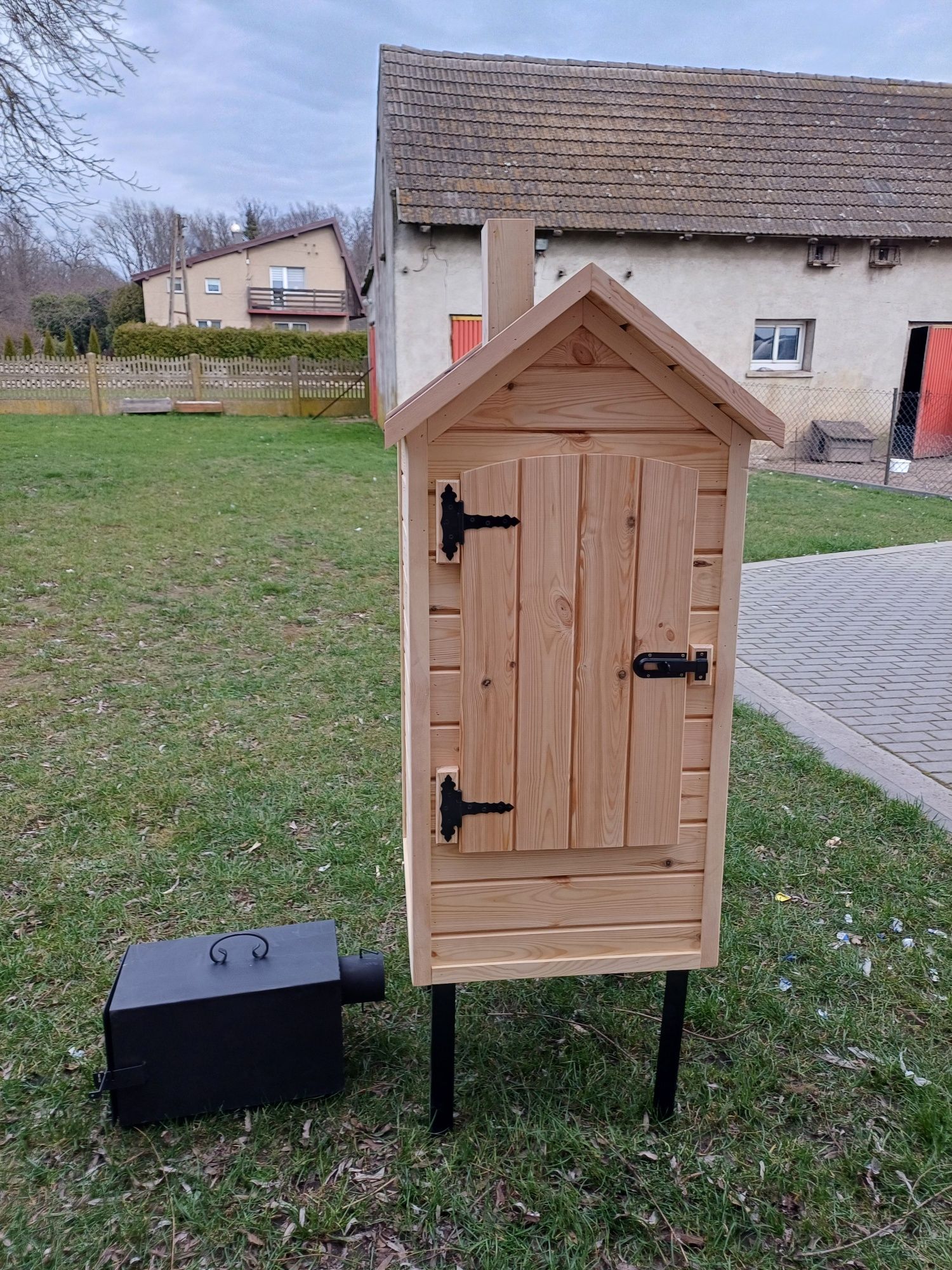 Drewniana Wędzarnia ogrodowa