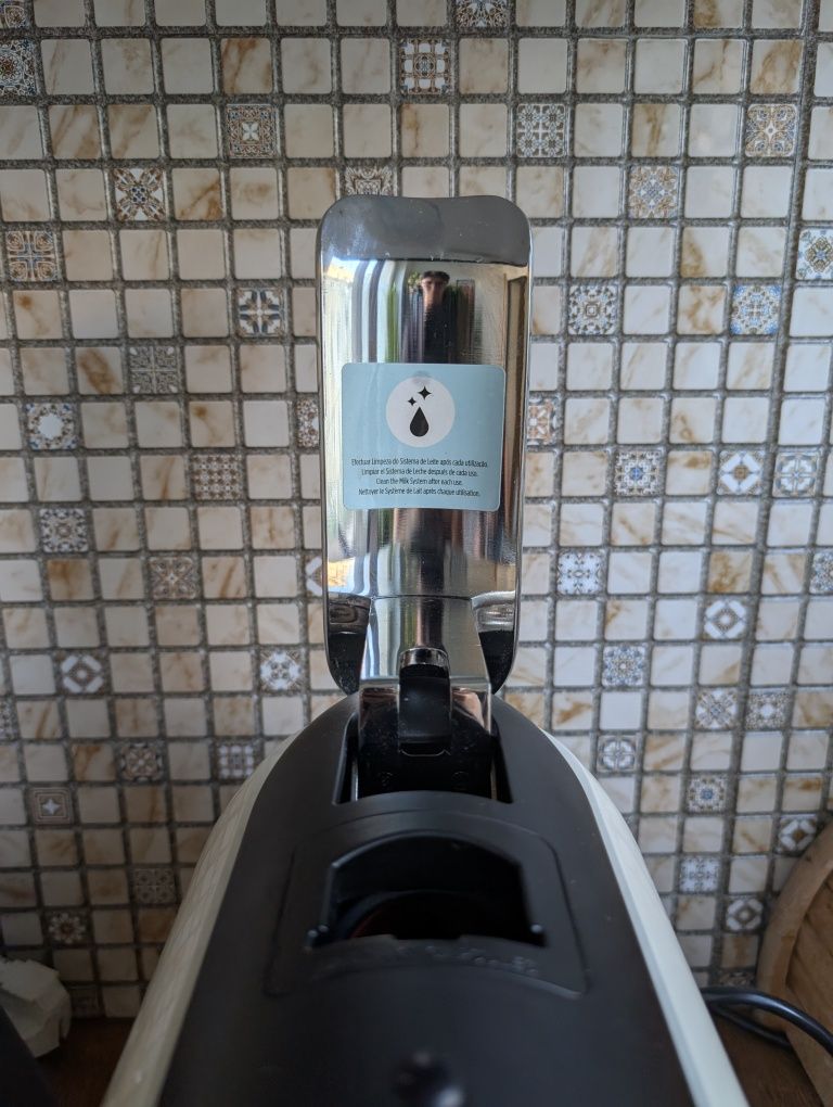 Ekspres kapsułkowy Delta Q ze spieniaczem mleka