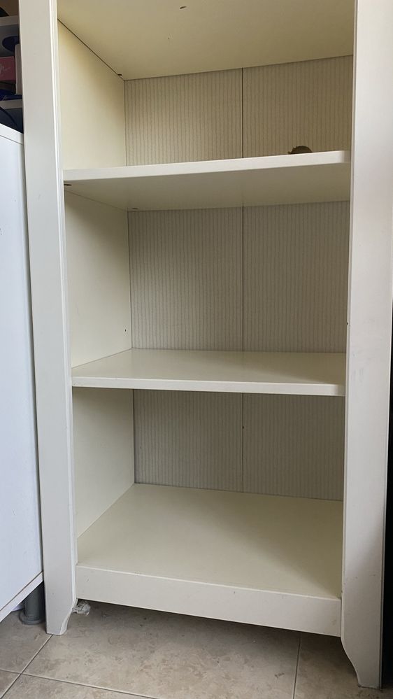 Armário IKEA com parteleiras