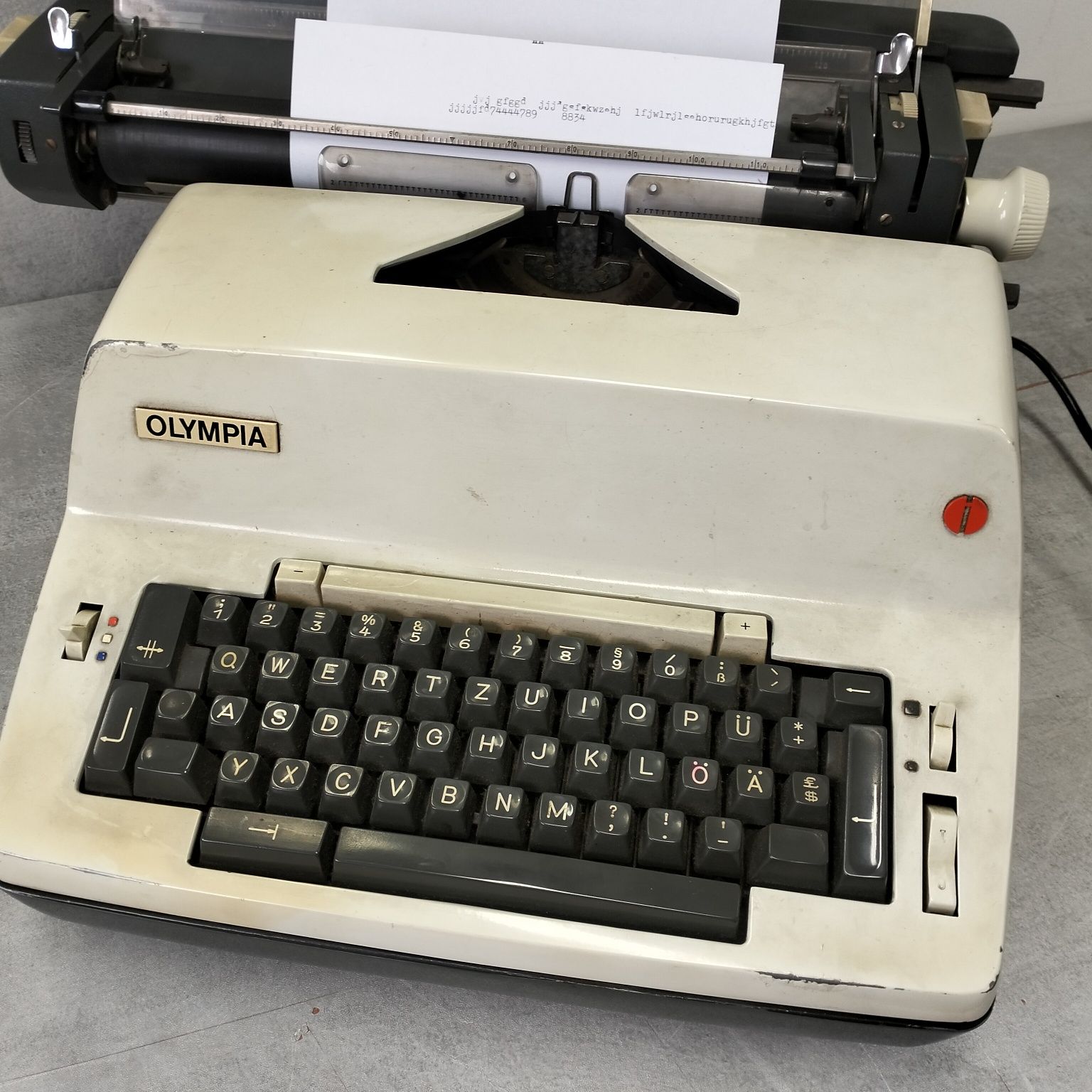 Stara elektryczna maszyna do pisania Olympia unikat