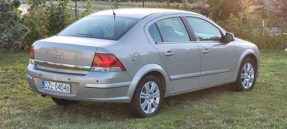 Samochód osobowy Opel Astra H sedan