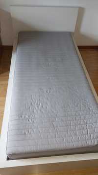Cama branca 90 cm x 200 cm com estrado e colchão