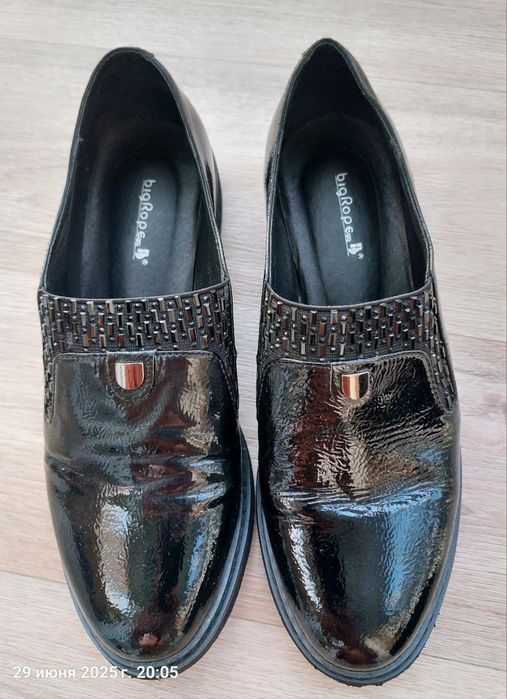 Женские лаковые туфли, кросовки
