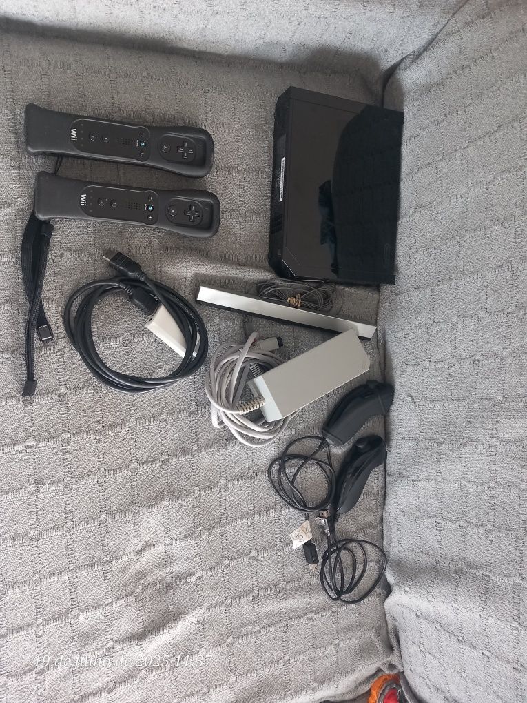 Wii com 2 comandos , jogos e todos os cabos