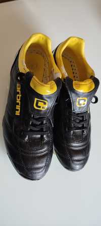 Buty piłkarskie Carbrini  41/42, skóra ,korki wkręcane .