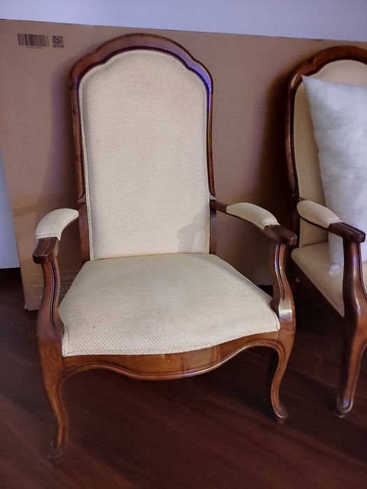 Cadeirões antigos em madeira