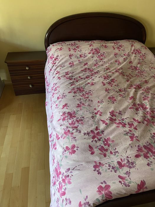 Quarto completo com móveis em madeira