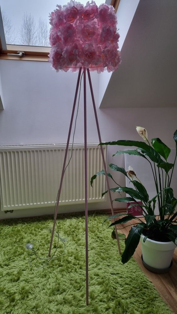 Różowa lampa stojąca Muno