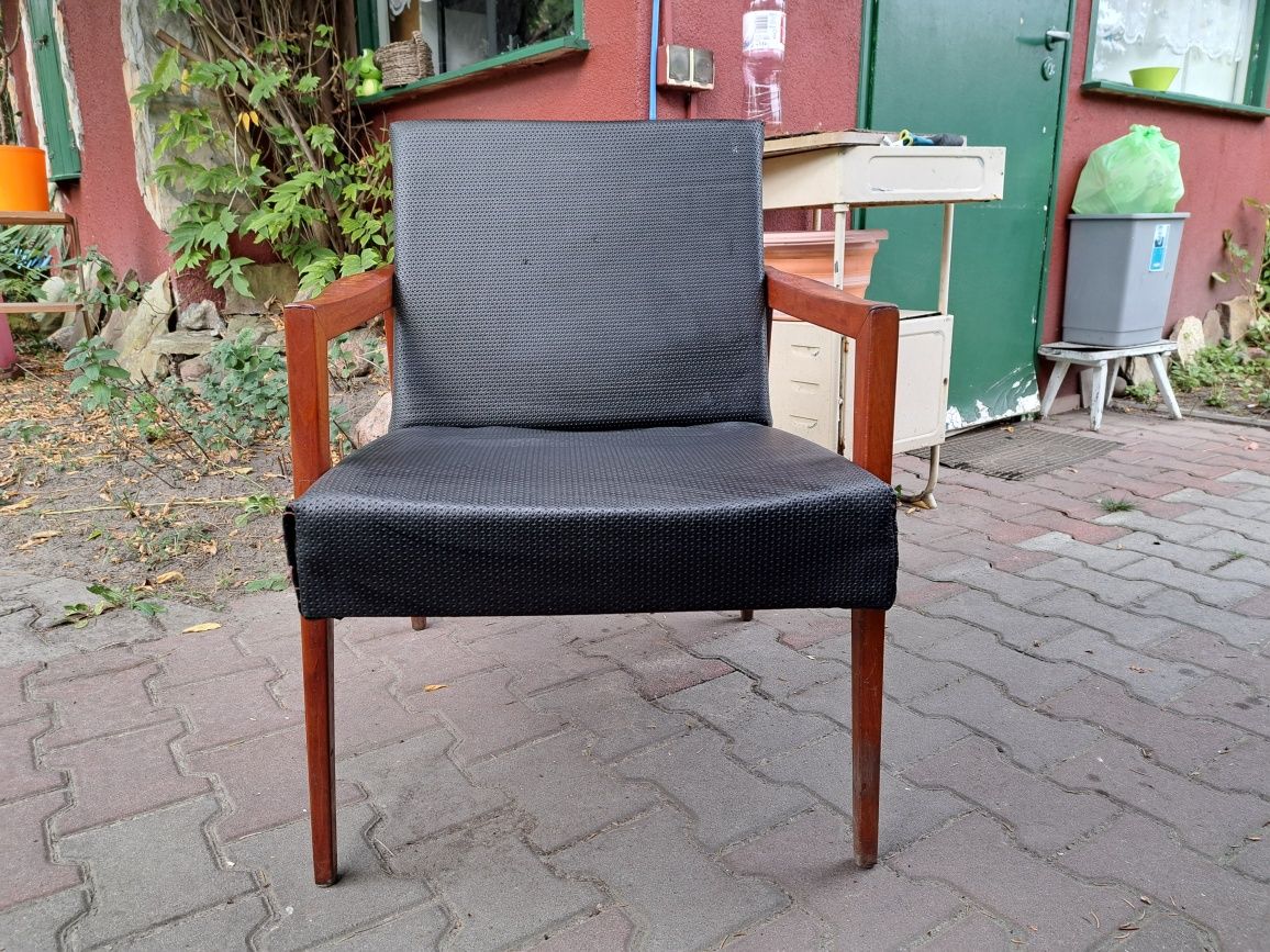 Fotel tapicerowany PRL vintage retro drewniany mały zgrabny
