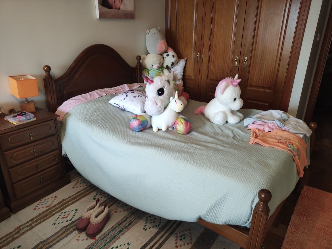 Vendo conjunto de mobília cama+estrado+colchão+duas mesas de cabeceira