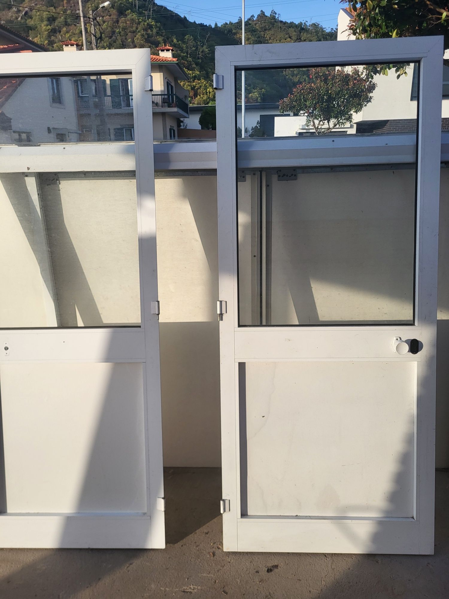 Vendo duas portas alumínio branco reservado