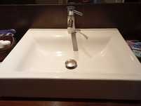 Lavatório com torneira Grohe e sifão