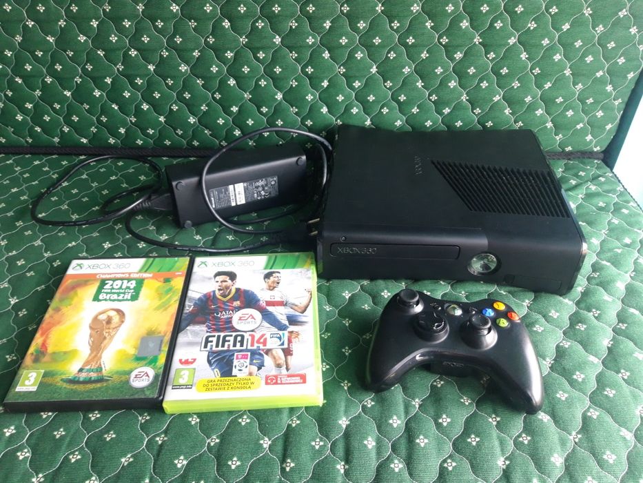 Konsola Microsoft Xbox 360 Slim 4 GB Pad gry zestaw