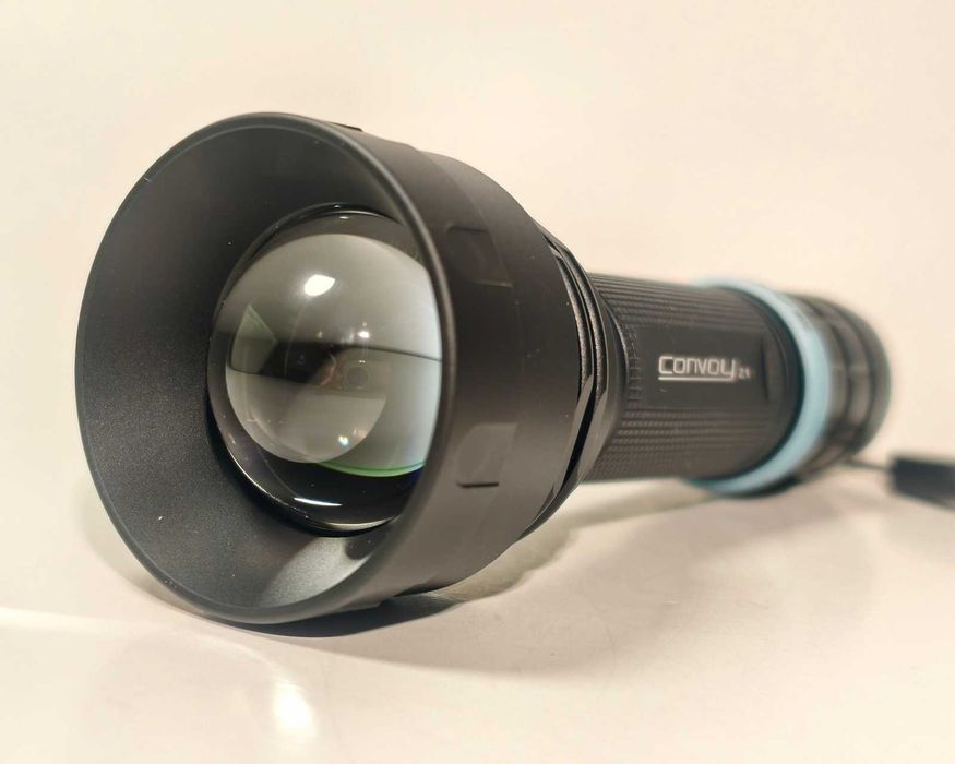 Zasięg 1,2km, regulowana szerokość wiązki, 2800 lumenów, soczewka