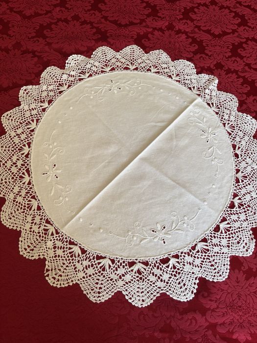 Pano em linho e renda