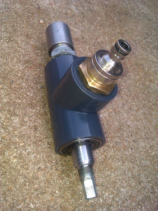 Injector de líquidos para perfuração ou mistura de ingredientes