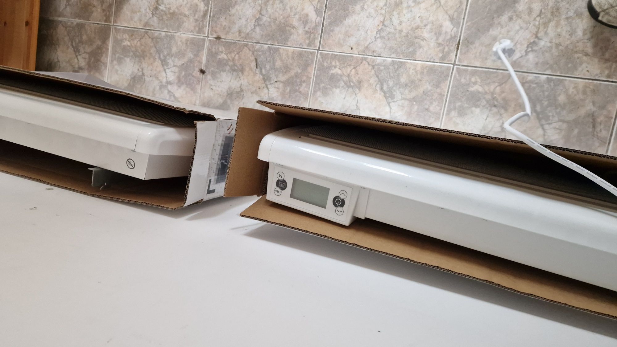 dwa grzejniki kaloryfery ogrzewanie elektryczne