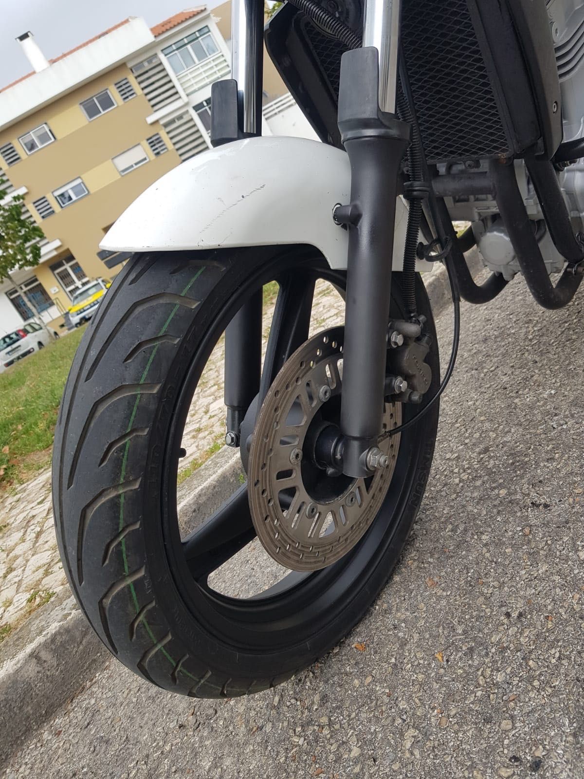 Kawasaki ER5 com algumas marcas de uso normal pela idade da moto