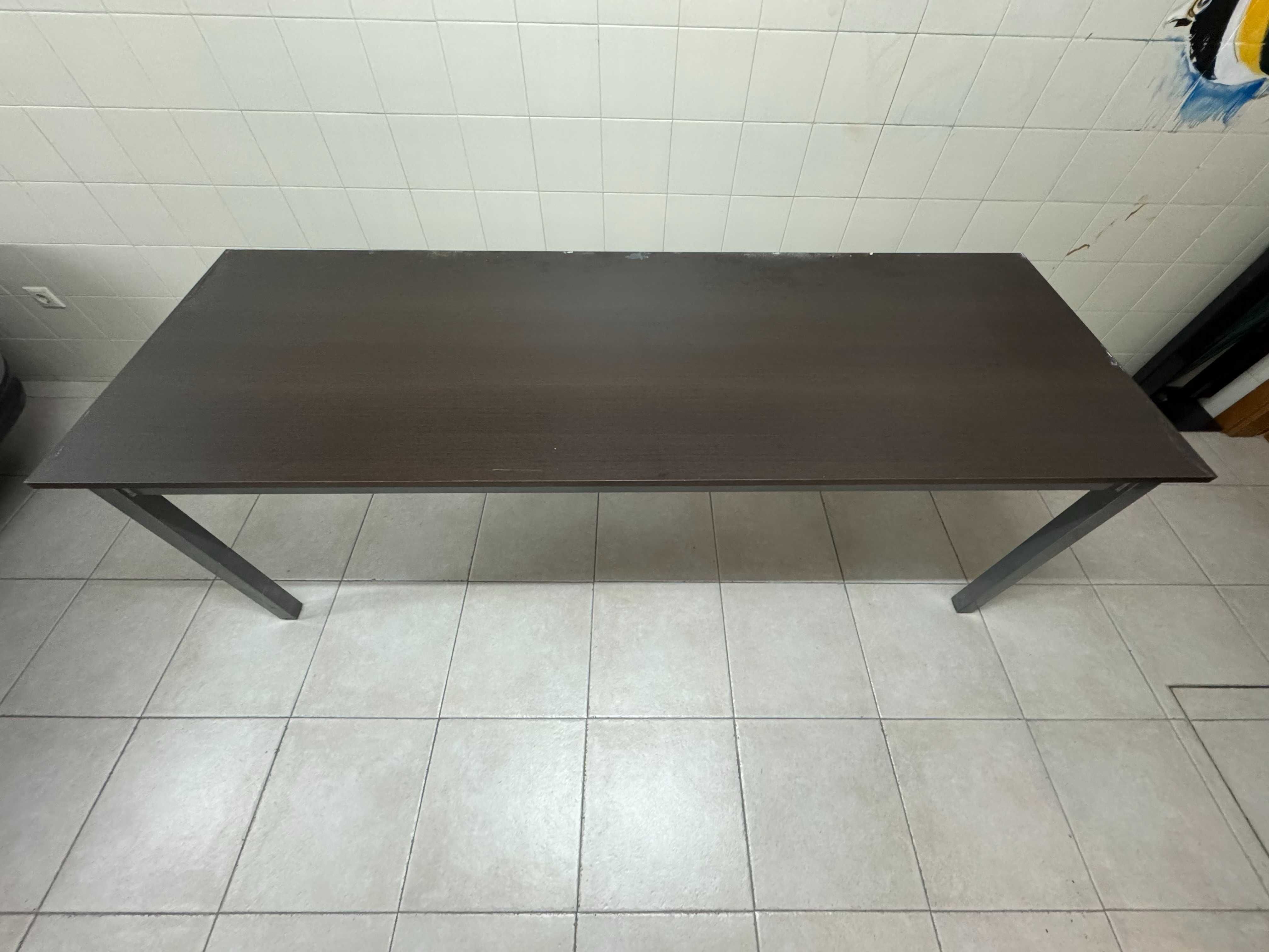 Mesa com Armação em Ferro Lacado Cinza e Tampo em Madeira (MDF)