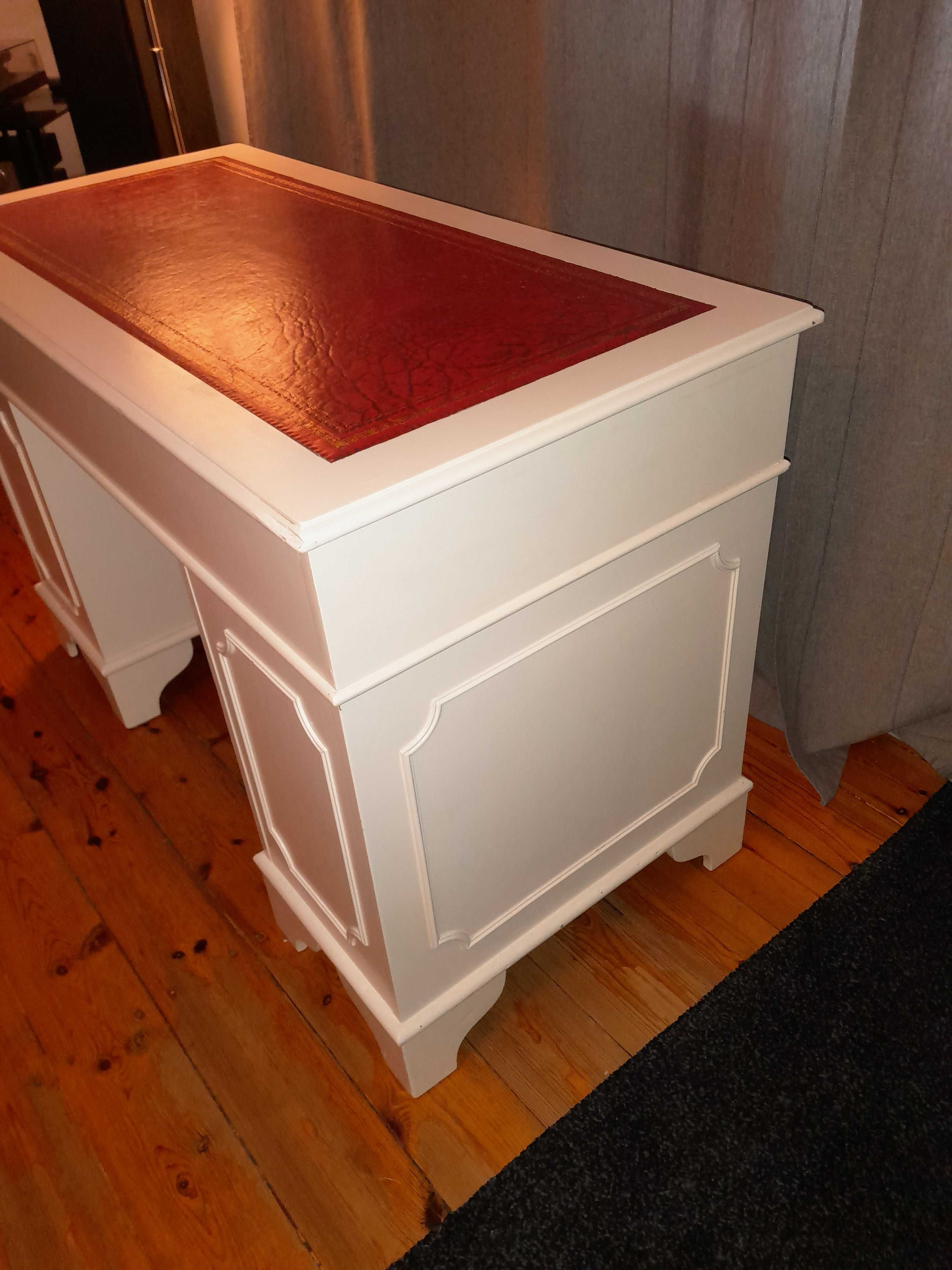 Białe zgrabne biurko kolonialne z szufladami