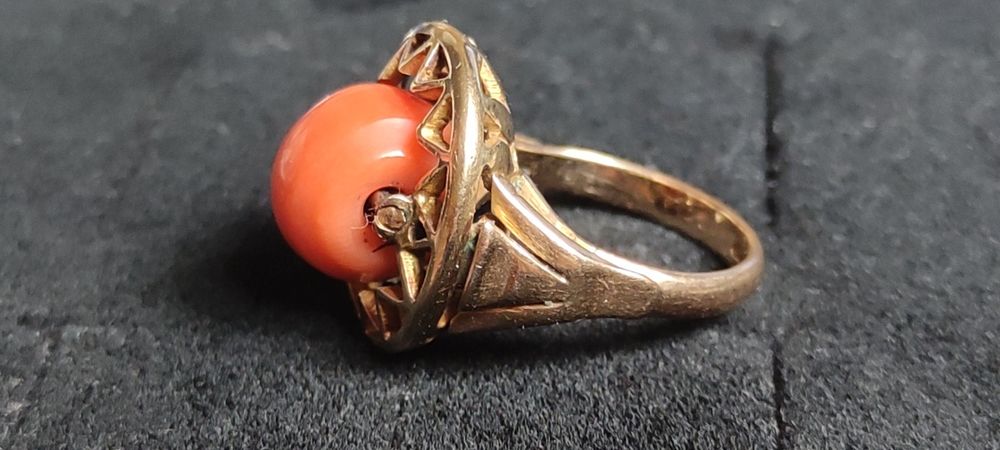 Złoty przedwojenny pierścionek z koralem