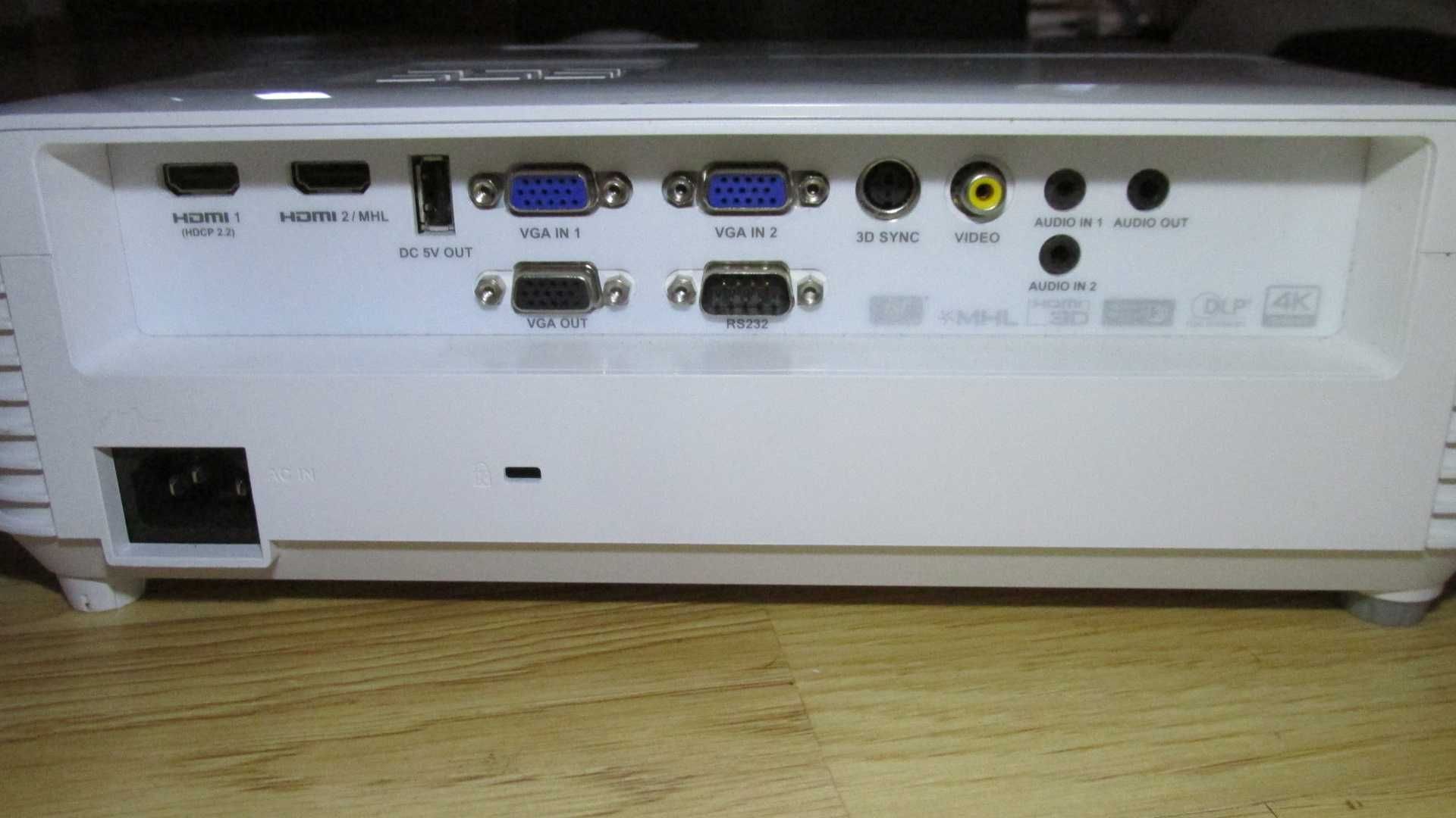 Projektor Acer V6520 uruchamia się