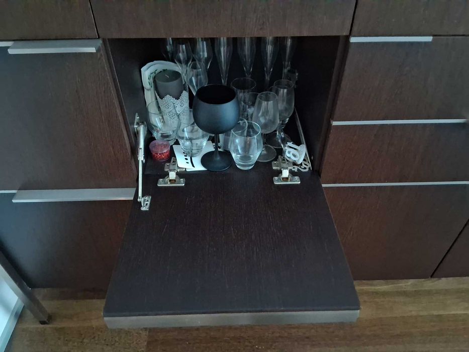 Aparador de design exclusivo em madeira maçica e aço