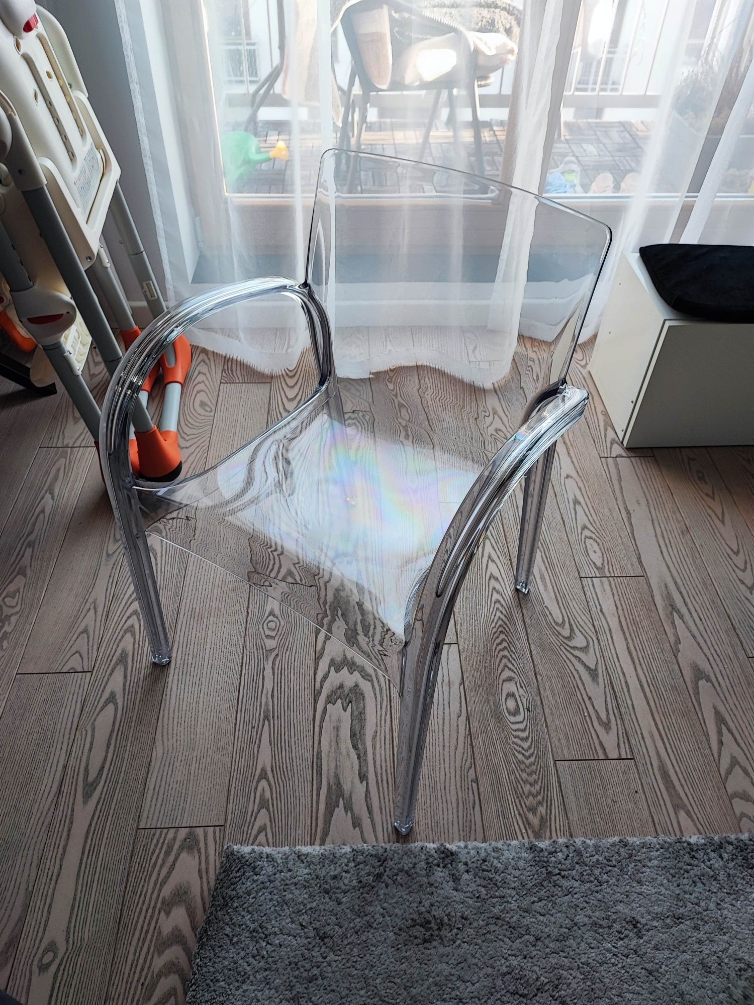 Krzesła akrylowe
