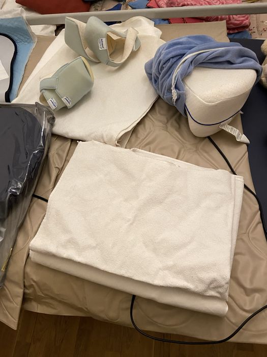 Cama hospitalar, grades rebativeis e 3 funções