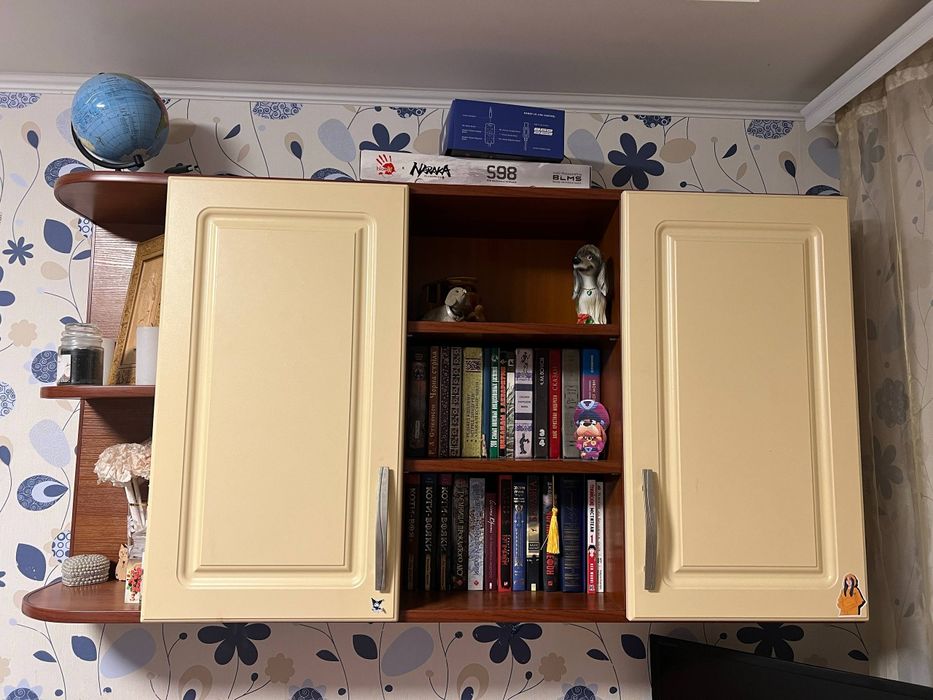 Комп'ютерний стіл з тумбою